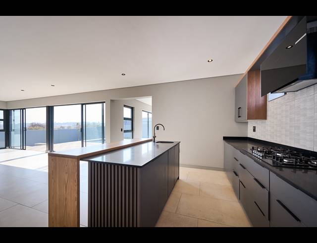 5 BEDROOM HOUSE FOR SALE IN HELDERFONTEIN ESTATE